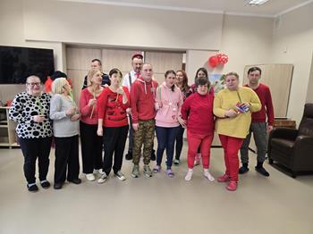 Grupa osób trzymających tulipany 